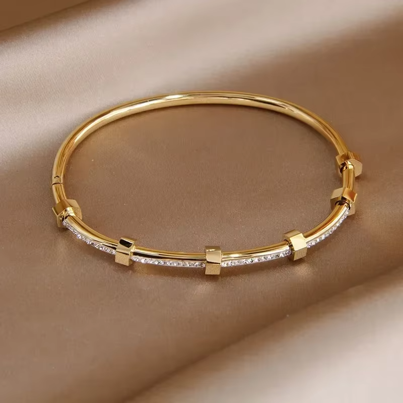 Madison – Gullbelagt armbånd med moissanittdetaljer